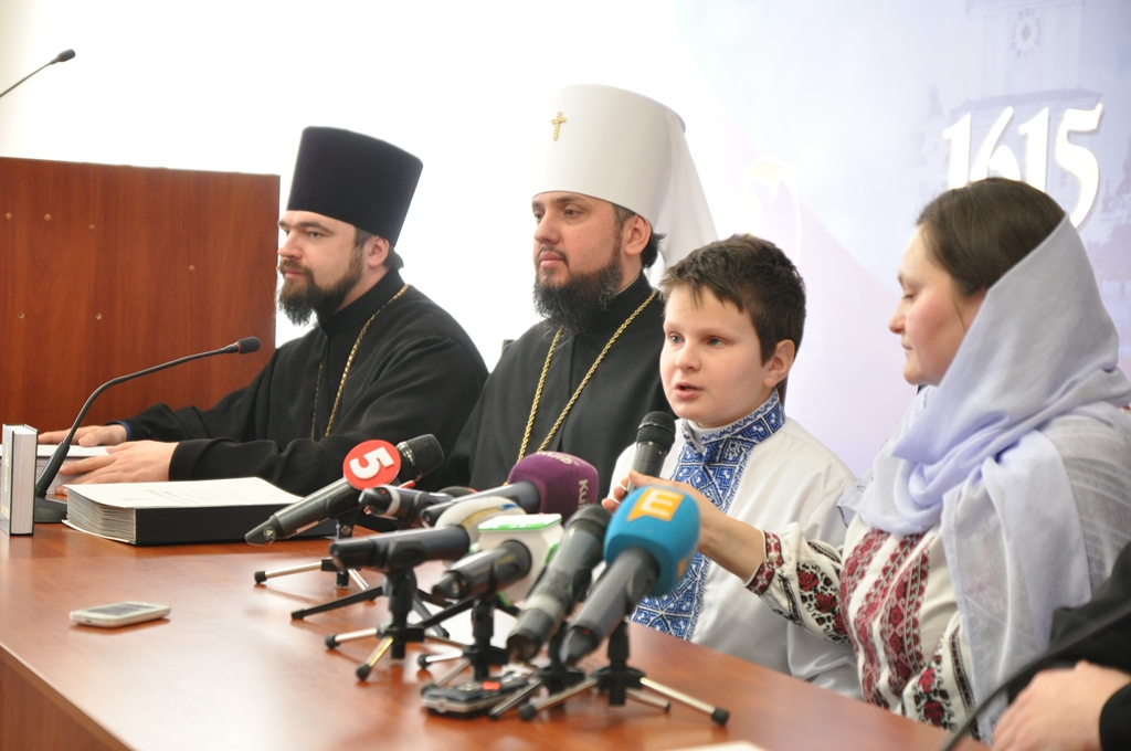 У Києві презентували перший в Україні молитовник українською мовою шрифтом Брайля