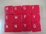 Набір кубиків універсального дизайну з плоскодрукованими тактильними та Брайлівськими буквами для слабозорих та незрячих з анлійським алфавітом