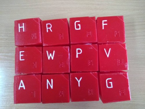 Набір кубиків універсального дизайну з плоскодрукованими тактильними та Брайлівськими буквами для слабозорих та незрячих з анлійським алфавітом