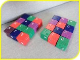 Набір кубиків універсального дизайну з плоскодрукованими тактильними та Брайлівськими буквами для слабозорих та незрячих 